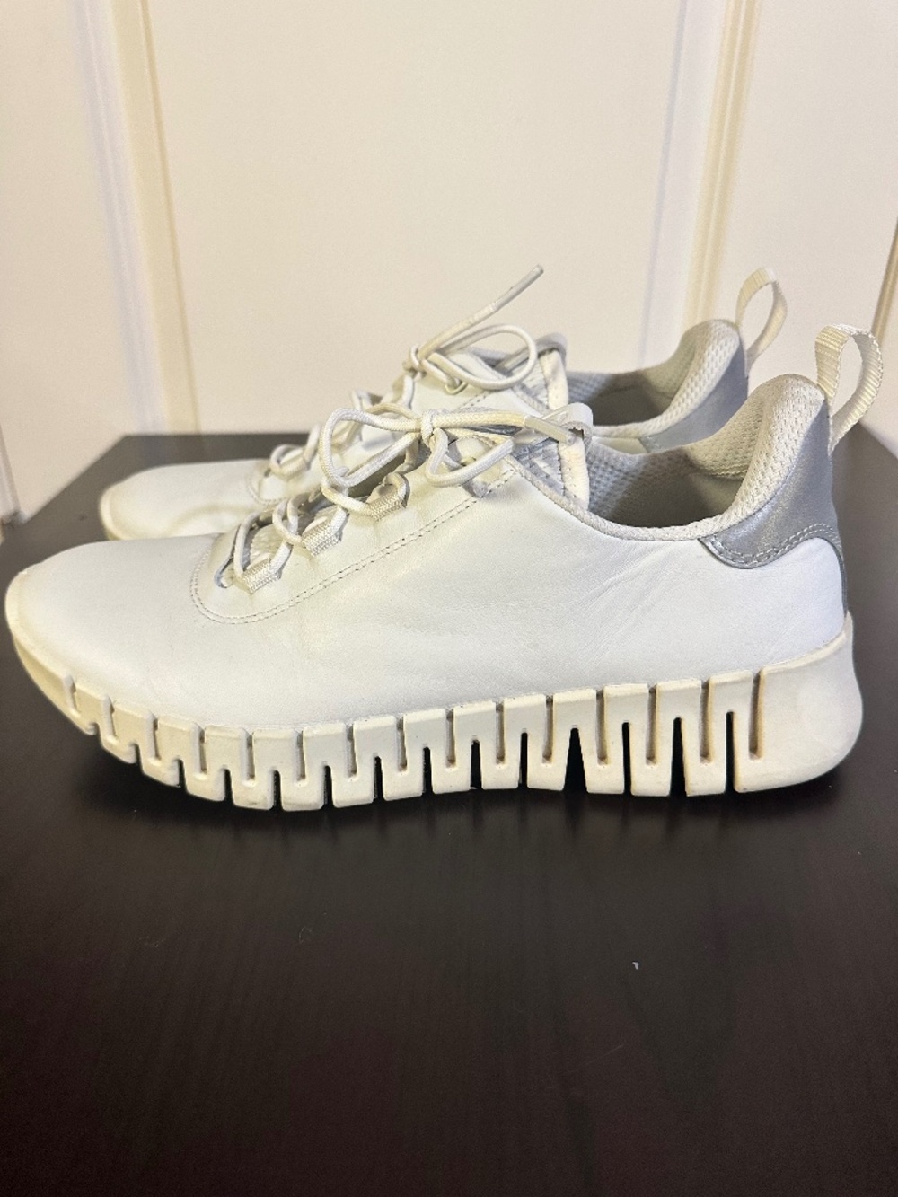 ECCO Women's Gruuv sneakers in white leather. Size 42 EU/ 11-11.5